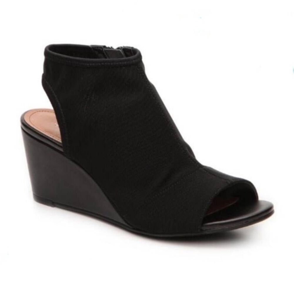 NWOT Tahari Sindi Wedges